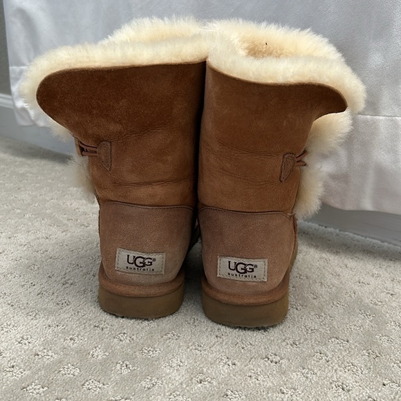 Ugg Bailey Button in Chestnut - Picture 3 of 4